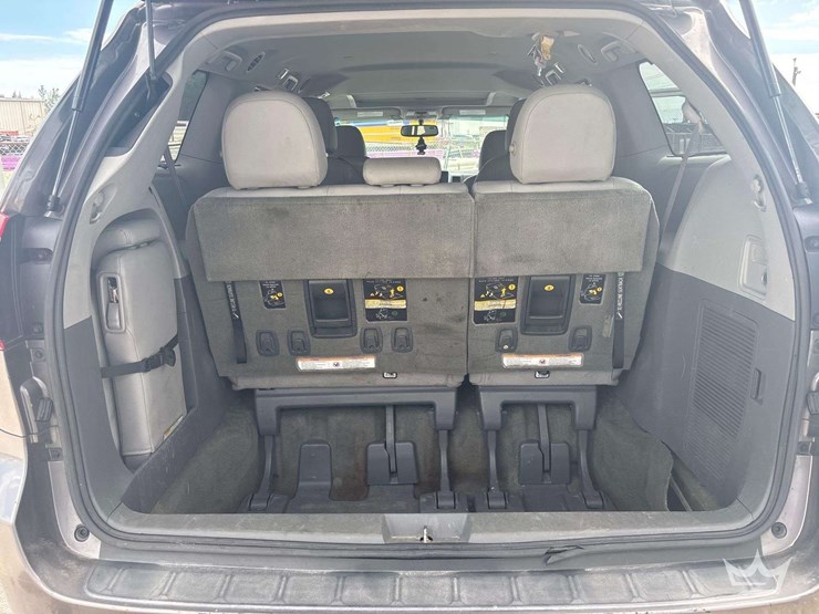 2016-toyota-sienna-image-17