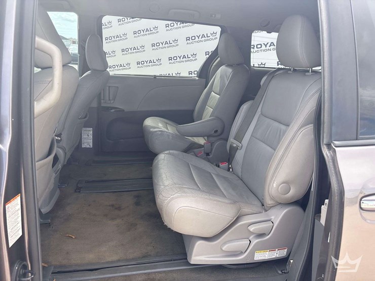 2016-toyota-sienna-image-15