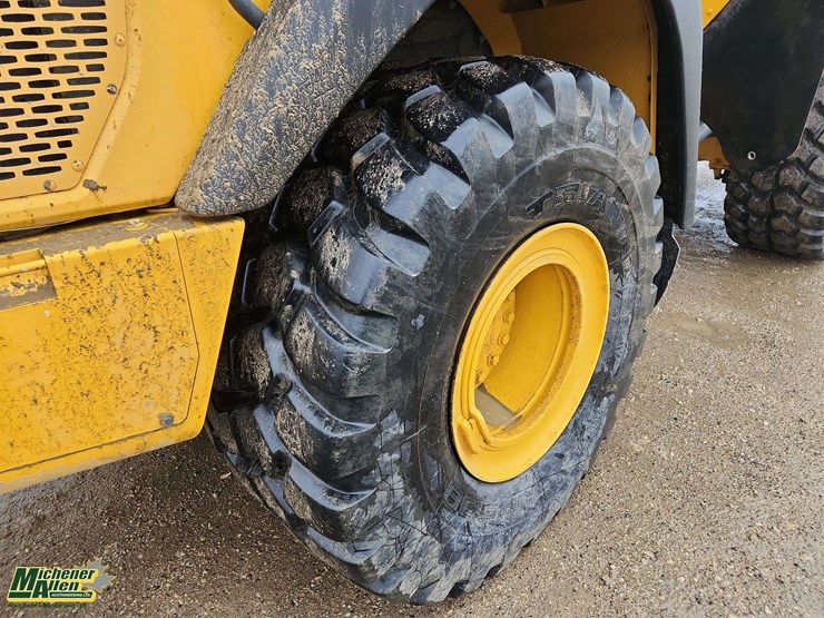 2020-deere-310e-image-10