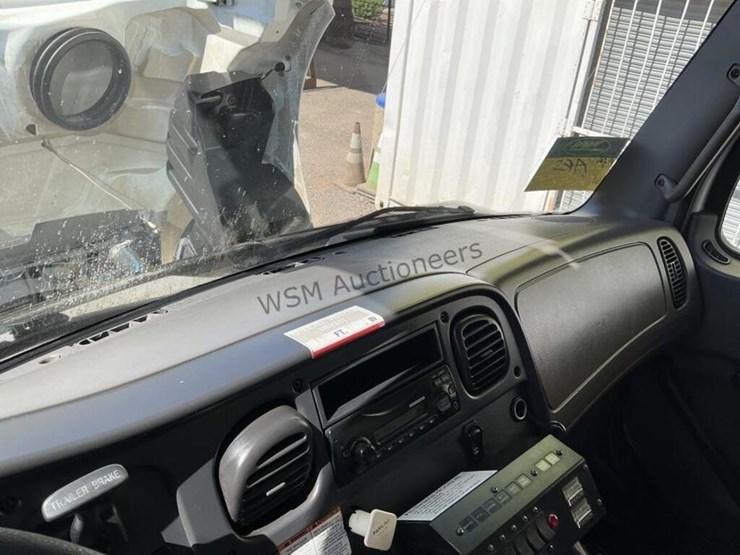 2012-freightliner-m2-106-image-31