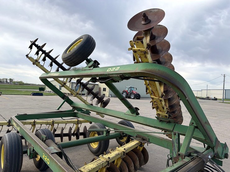 john-deere-220-image-8