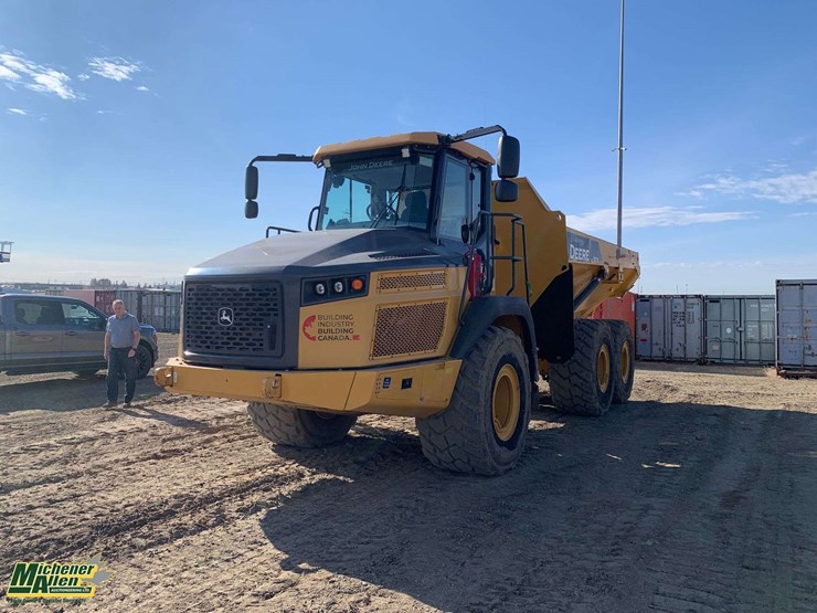 2019-deere-310e-image-1