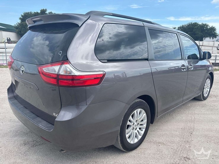 2016-toyota-sienna-image-3