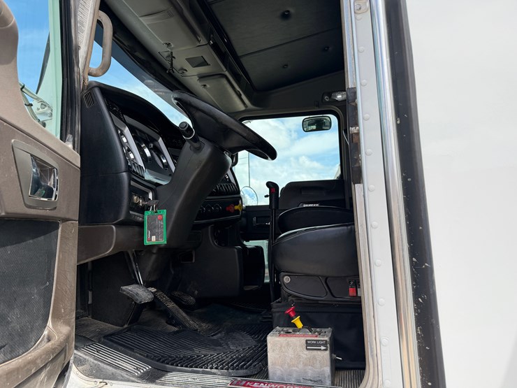 2020-kenworth-t800-image-24