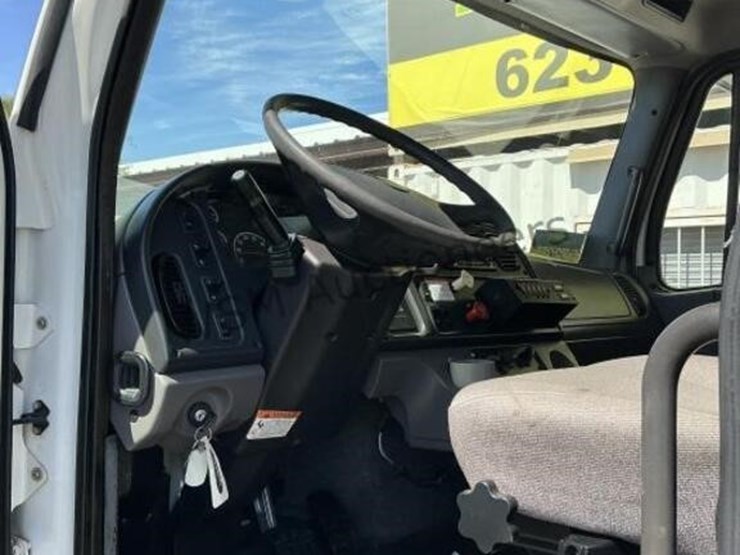 2012-freightliner-m2-106-image-37