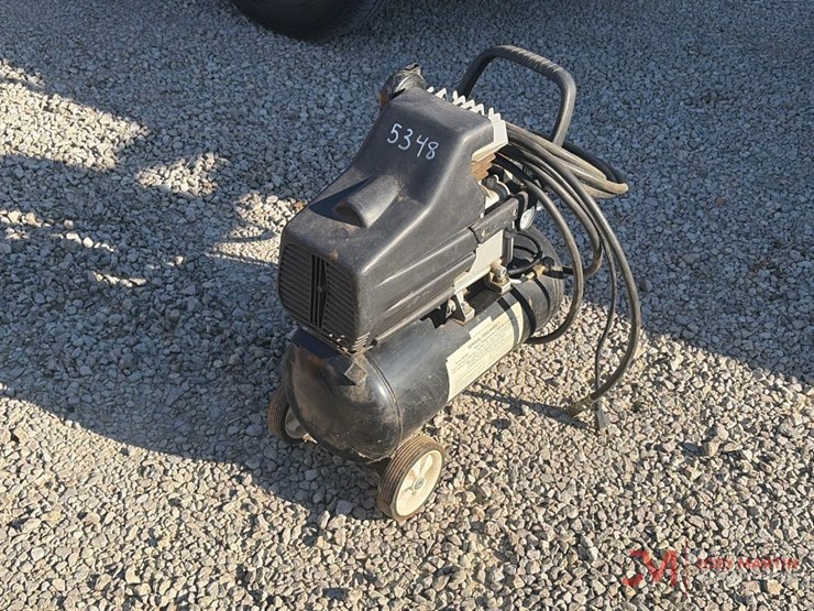 central-pneumatic-8-gallon-portable-electric-air-compressor-image-1