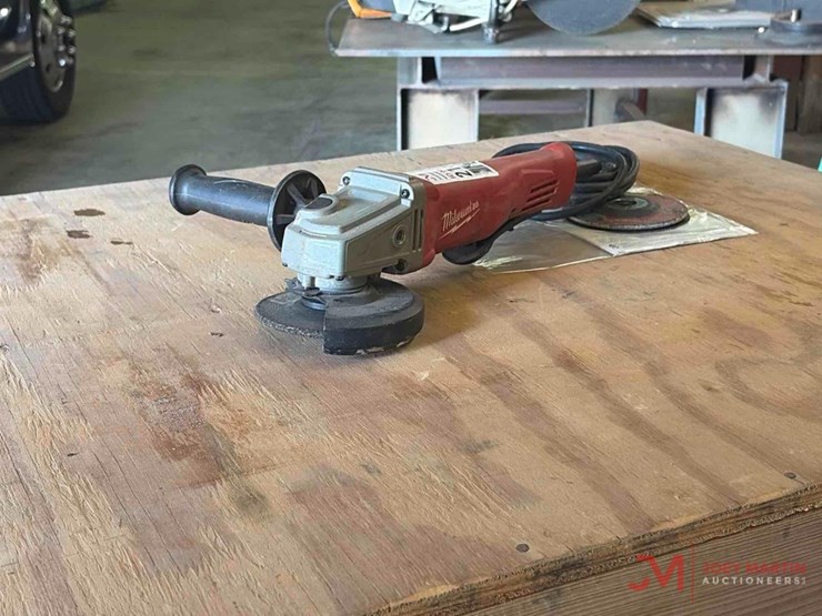 milwaukee-4-1/2"-electric-grinder-image-5