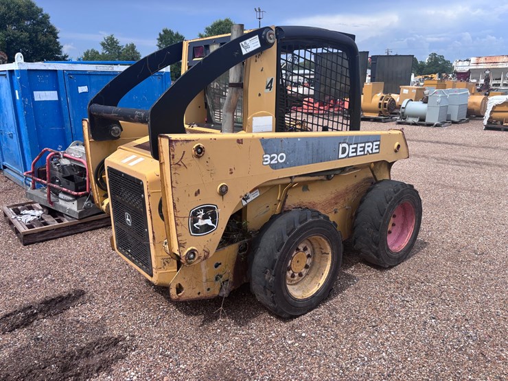 john-deere-320-image-4