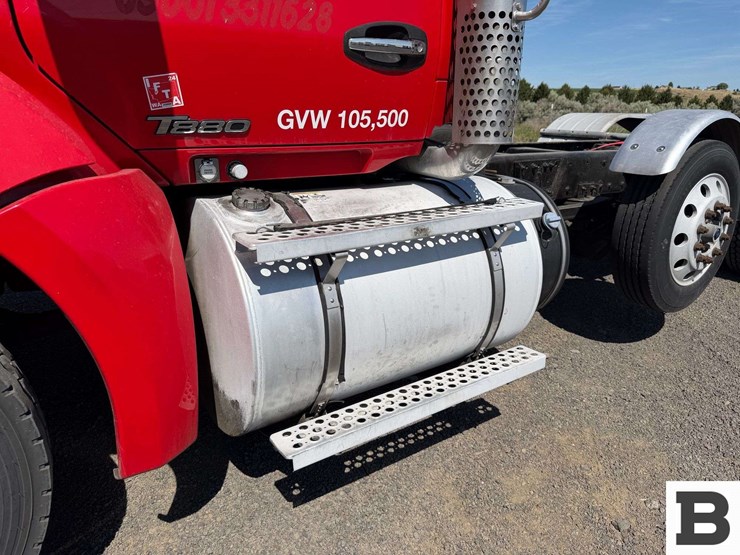 2015-kenworth-t880-image-11