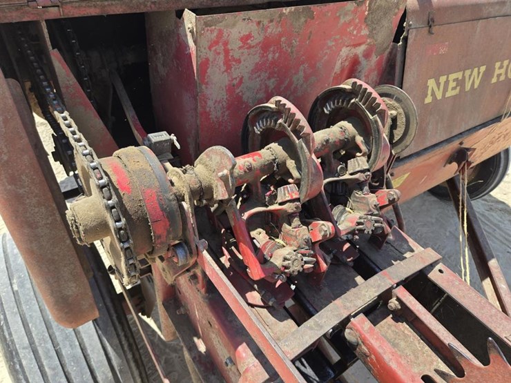 new-holland-270-image-7