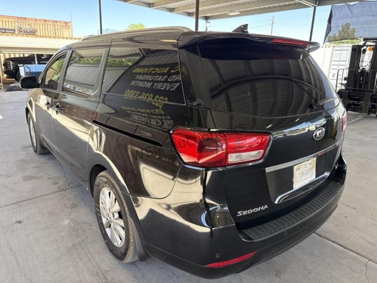 2016-kia-sedona-lx-image-6