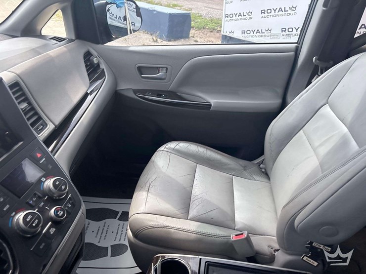 2016-toyota-sienna-image-14
