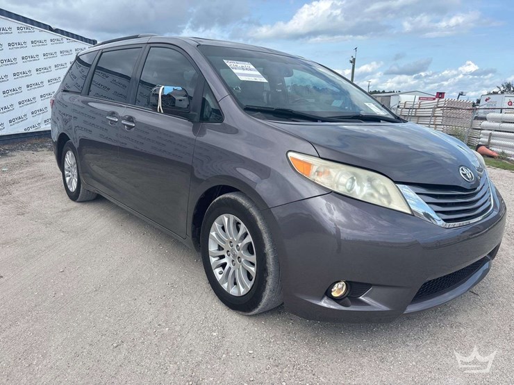 2016-toyota-sienna-image-2