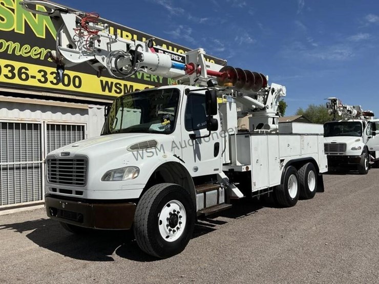 2012-freightliner-m2-106-image-2