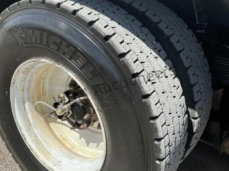 2011-freightliner-m2-106-image-10