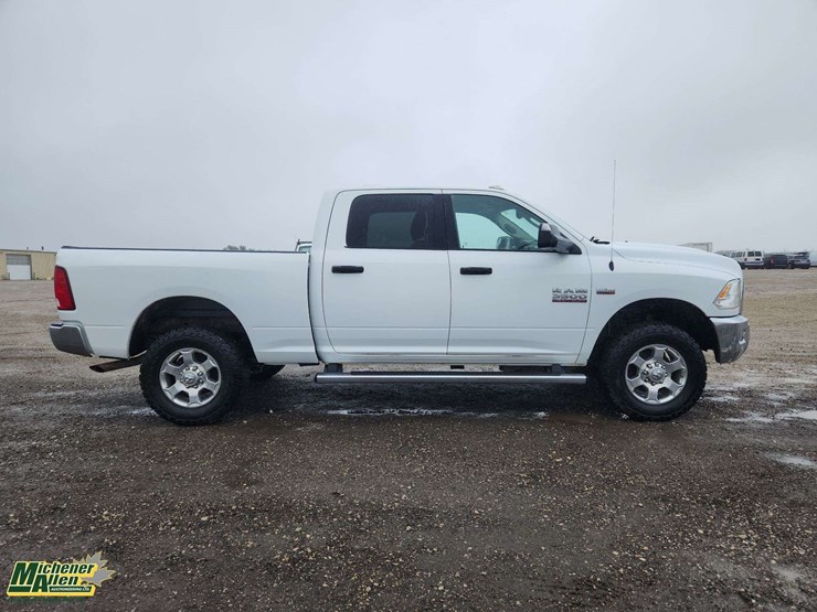 2017-dodge-3500-image-26