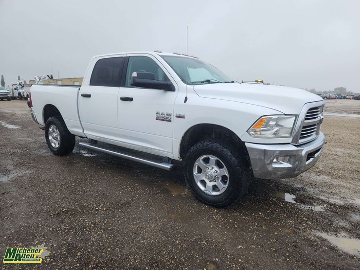 2017-dodge-3500-image-25