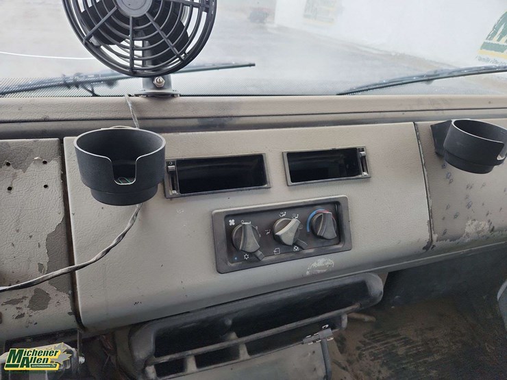 2001-freightliner-fl70-image-32