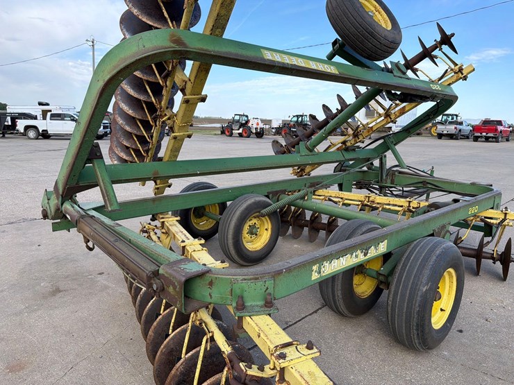 john-deere-220-image-12
