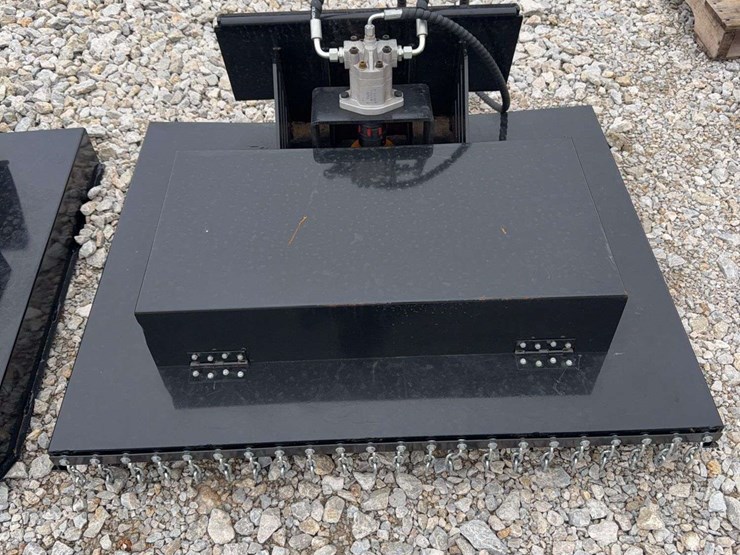 hydraulic-auger-drive-with-two-bits-and-hydraulic-brush-cutter-attachment-image-7