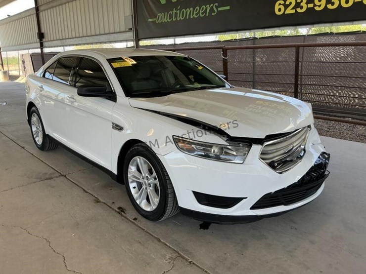 2017-ford-taurus-se-sdn-image-2