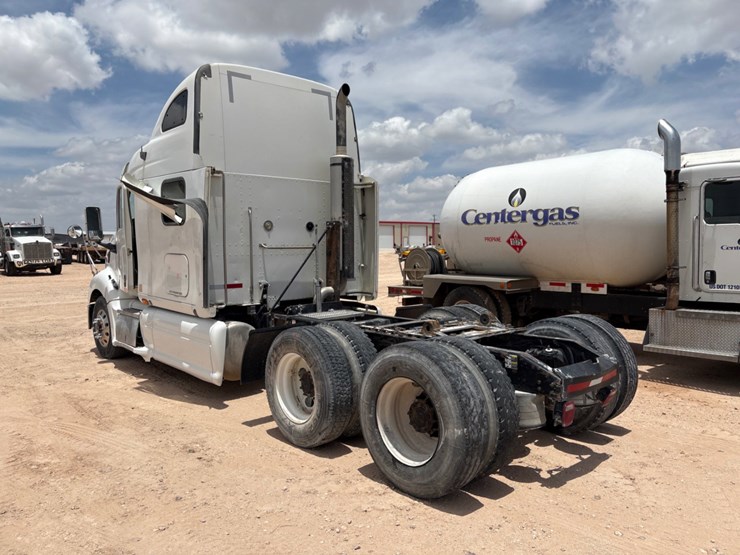 2007-peterbilt-387-image-3