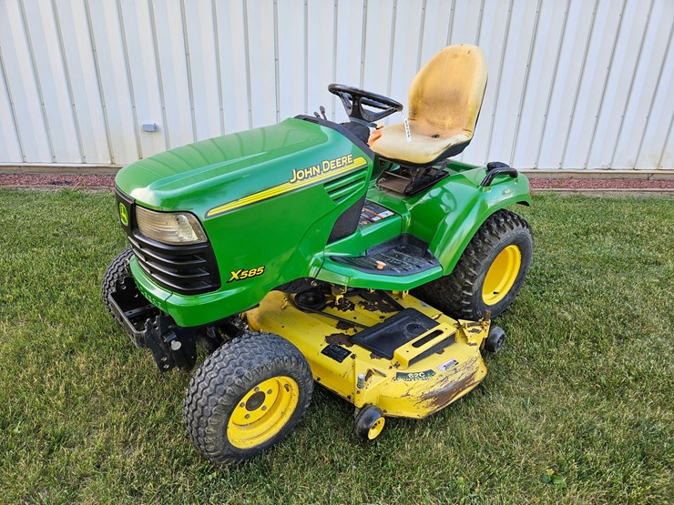 john-deere-x585-image-1