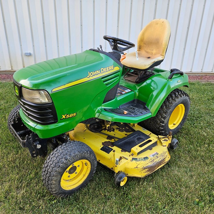JOHN DEERE X585