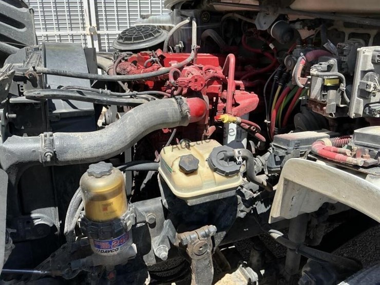 2012-freightliner-m2-106-image-10