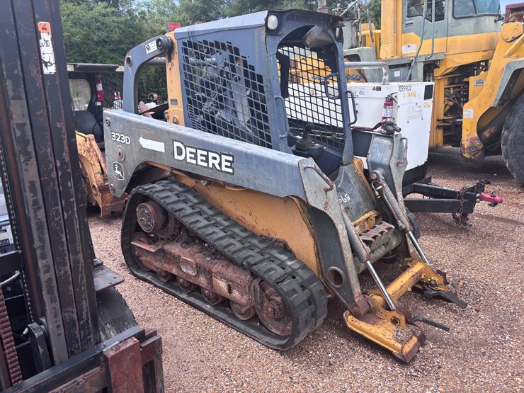 deere-323d-image-1