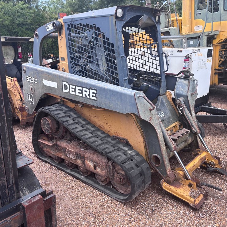 DEERE 323D