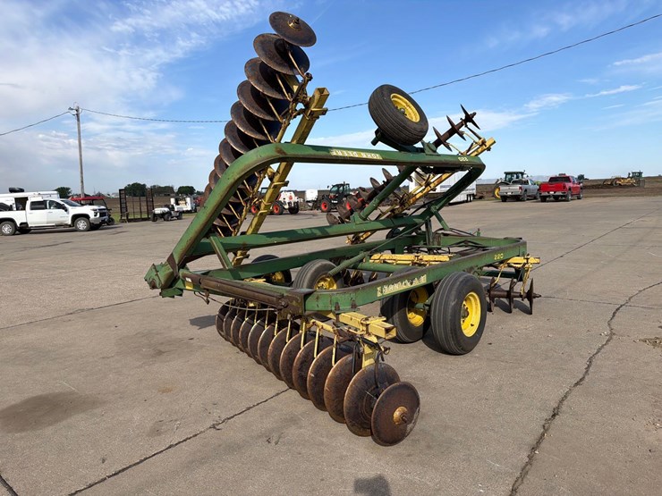 john-deere-220-image-2