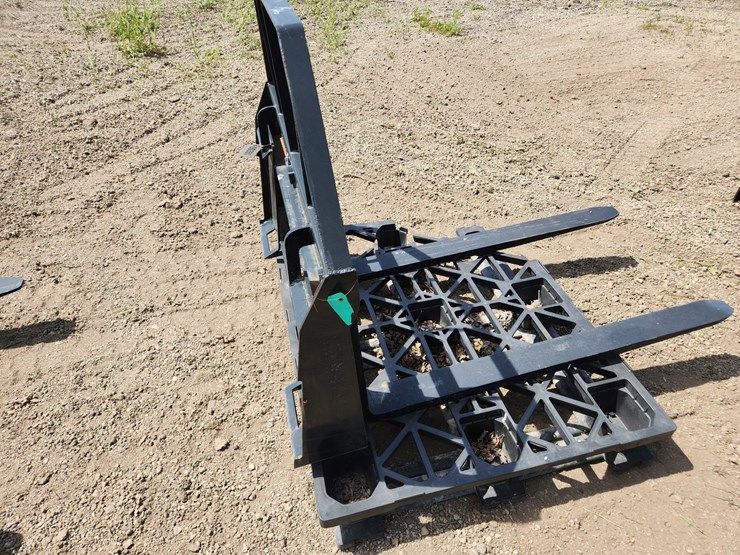 #357-•-skidsteer-pallet-forks-image-4