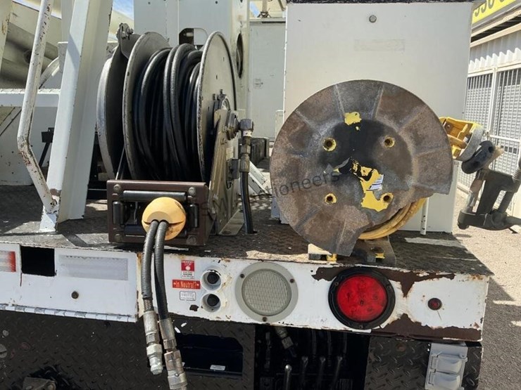 2011-freightliner-m2-106-image-15