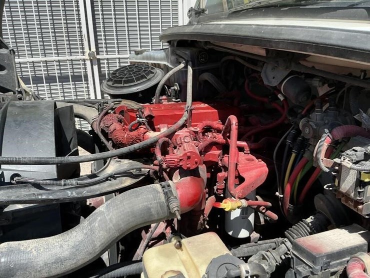 2012-freightliner-m2-106-image-11