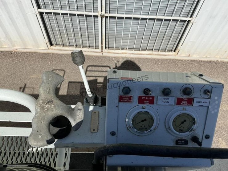 2012-freightliner-m2-106-image-21