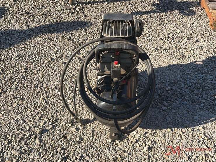 central-pneumatic-8-gallon-portable-electric-air-compressor-image-3