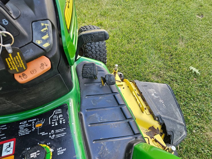 john-deere-x585-image-30
