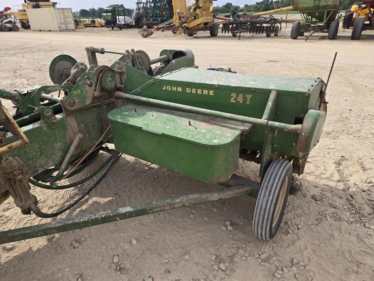 john-deere-24t-image-7