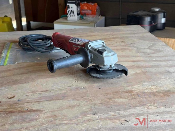 milwaukee-4-1/2"-electric-grinder-image-7