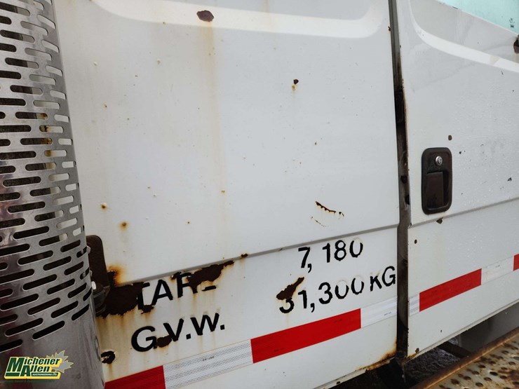 2001-freightliner-fl70-image-23
