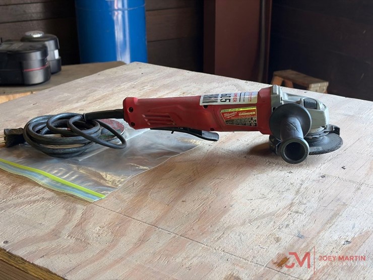 milwaukee-4-1/2"-electric-grinder-image-1