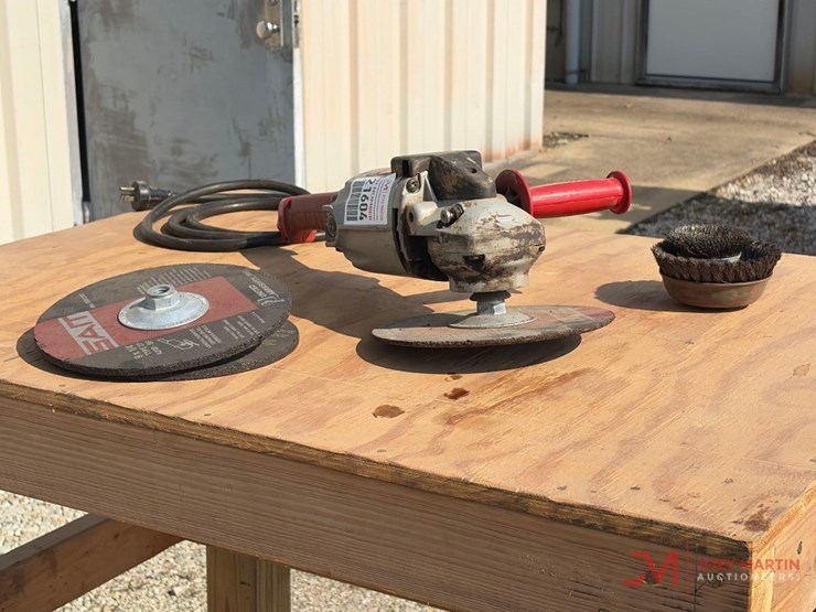 milwaukee-heavy-duty-electric-sander-image-1