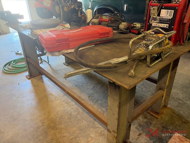 metal-shop-table-w/-vise-image-4