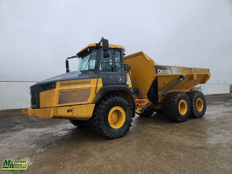 2020-deere-310e-image-1