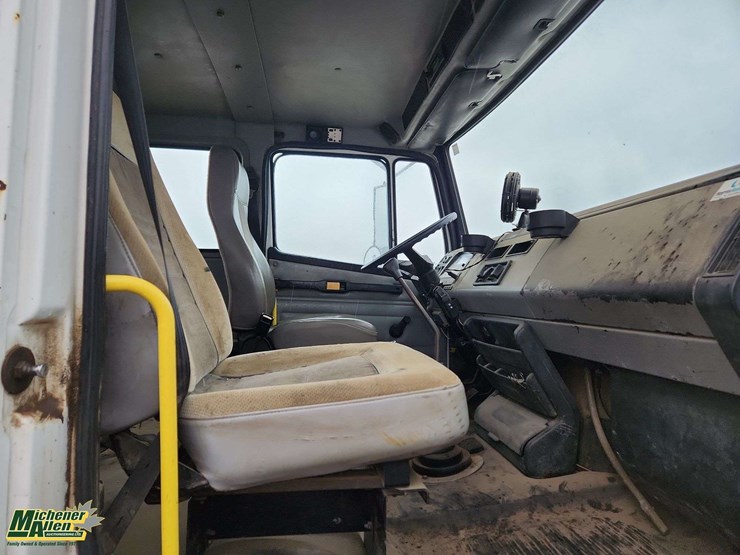 2001-freightliner-fl70-image-14