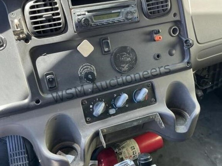 2012-freightliner-m2-106-image-21