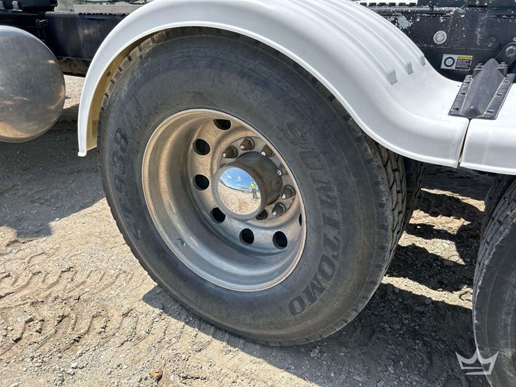 2016-peterbilt-389-image-31