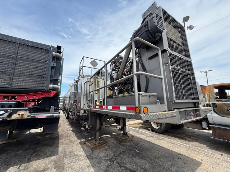 2014-caterpillar-c13-image-1