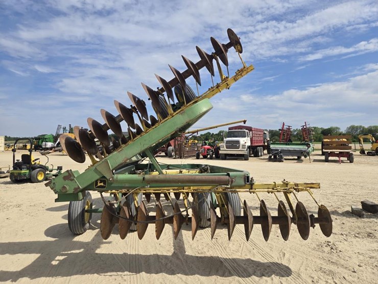 john-deere-220-image-10